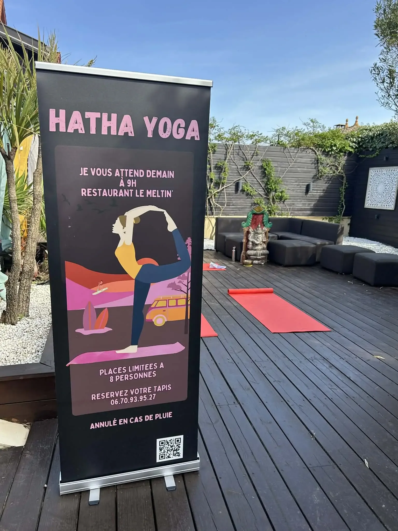 Kakémono annonçant le cours de Hatha Yoga à 9h à Moliets-et-Maa, tapis de yoga rouges installés en arrière-plan