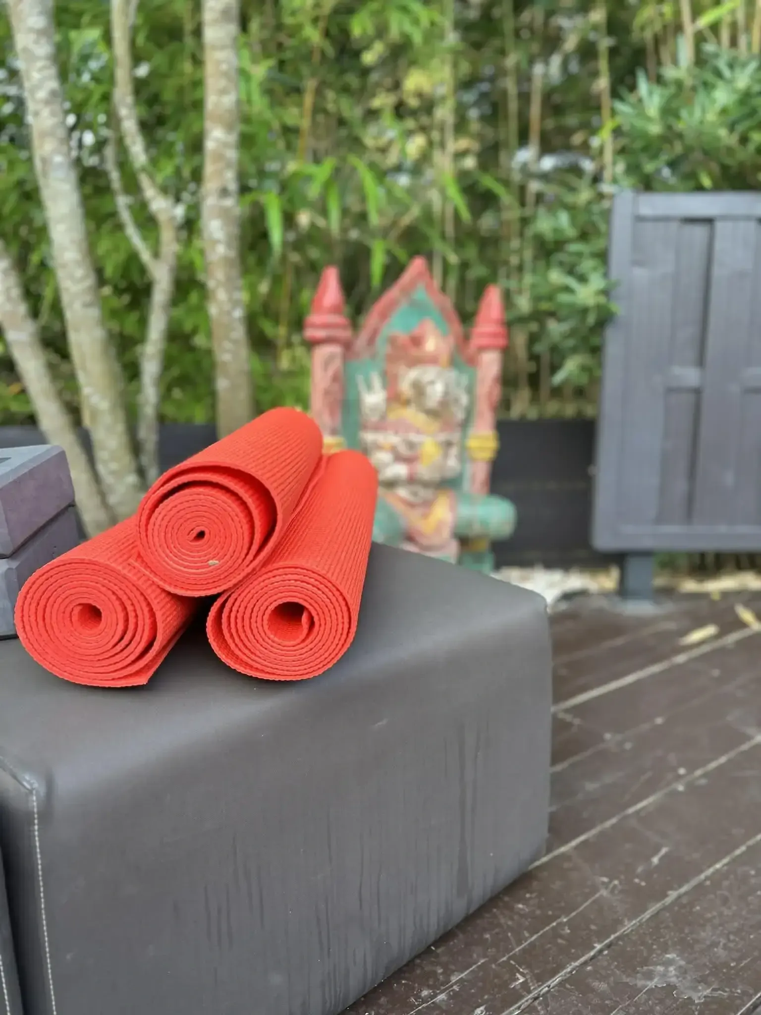Tapis de yoga roulés sur la terrasse — matériel fourni à chaque cours à Moliets-et-Maa